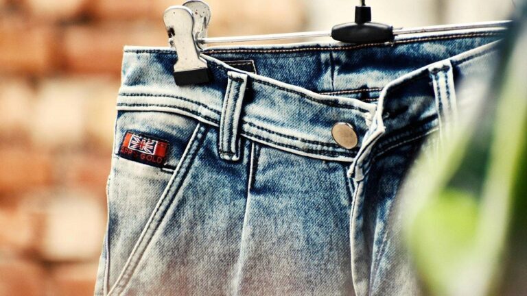 Cara Mengecilkan Pinggang Celana Jeans Yang Kebesaran - YouTube